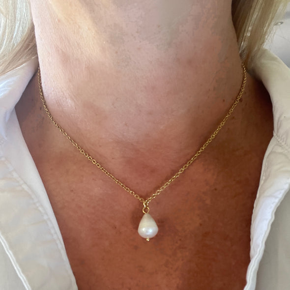 Single Pearl Pendant Necklace